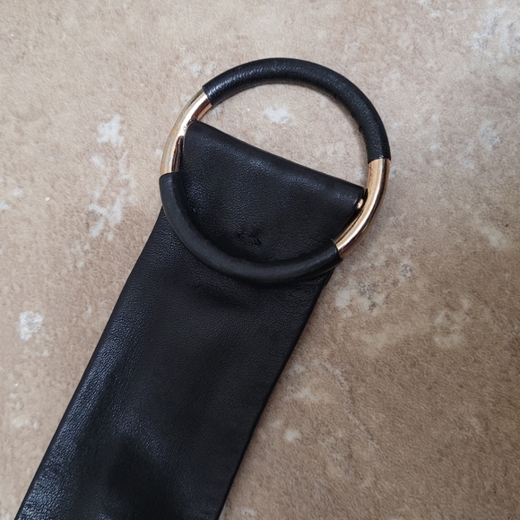 Vintage Marshall Fields Women's Black Leather Round Buckle Belt - Picture 3 of 5